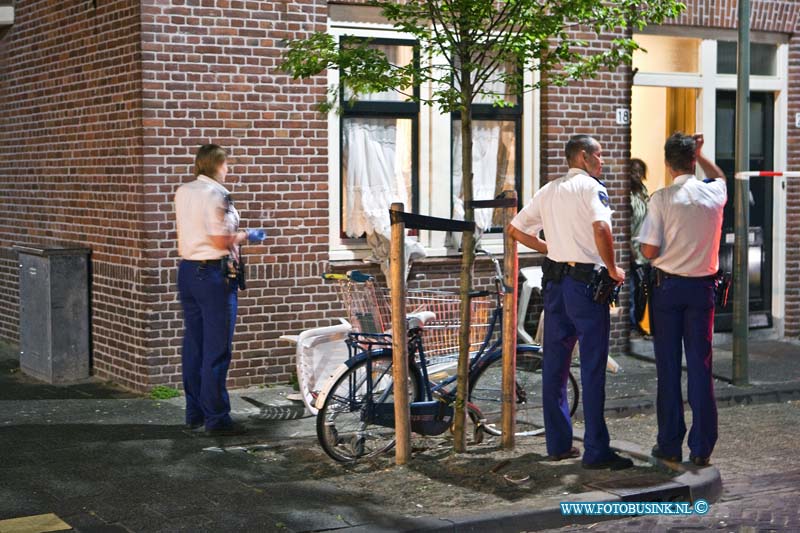 11050901.jpg - FOTOOPDRACHT:Dordrecht:09-05-2011:Bij een buren ruzie gisteren avond-nacht in de Wantijstraat-Johanes Spaanstraat Dordrecht. Is 1 persoon zwaargewond geraak nadat deze door een dubbelglas ruit van een woning sprong en door een andere ruit weer naar buiten. de politie heeft een groot deel van de straat afgezet en een technische onderzoek gedaan naar de toedracht.Deze digitale foto blijft eigendom van FOTOPERSBURO BUSINK. Wij hanteren de voorwaarden van het N.V.F. en N.V.J. Gebruik van deze foto impliceert dat u bekend bent  en akkoord gaat met deze voorwaarden bij publicatie.EB/ETIENNE BUSINK