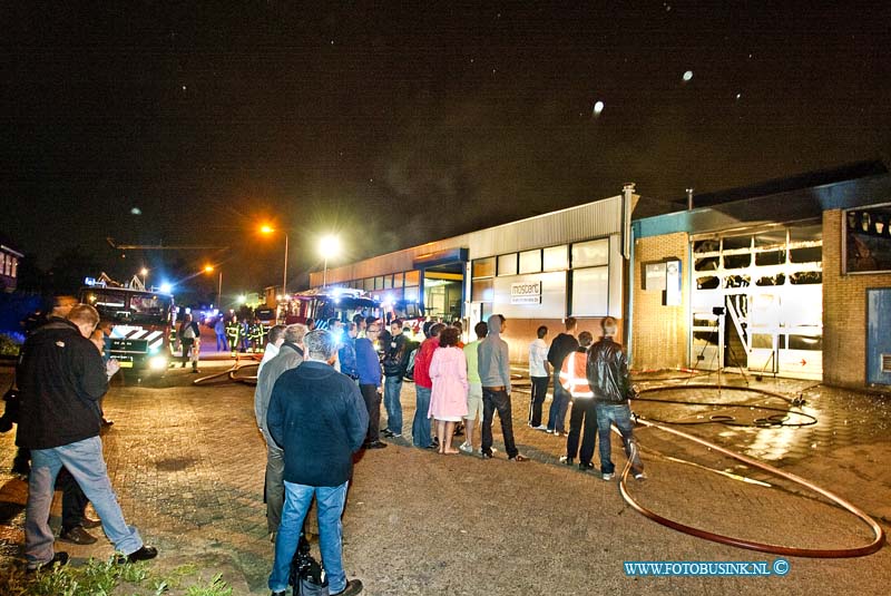 11051104.jpg - FOTOOPDRACHT:Papendrecht:11-05-2011:Bij een brand in het pand Van Wijngaarden autoschade aan de geulweg 5 is vanancht het pand en de inboedel voor een groot deel verloren gegaan. De brandweer was uren bezig met het blussen van de brand. De Schuimblusbak zorgde uit eindelijk voor dat de brand meester werd. de poltie stelt een ondezoek in naar de toedracht van de brand. Er ging in het pand staande vrachtwagen door de brand verloren.Deze digitale foto blijft eigendom van FOTOPERSBURO BUSINK. Wij hanteren de voorwaarden van het N.V.F. en N.V.J. Gebruik van deze foto impliceert dat u bekend bent  en akkoord gaat met deze voorwaarden bij publicatie.EB/ETIENNE BUSINK