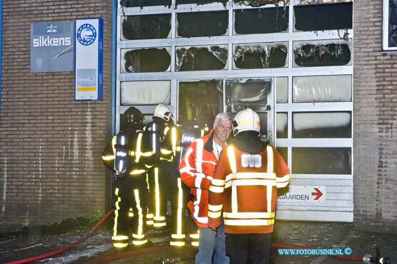 11051105.jpg - FOTOOPDRACHT:Papendrecht:11-05-2011:Foto: De eigenaar overlegt met de brandweer comandant.Bij een brand in het pand Van Wijngaarden autoschade aan de geulweg 5 is vanancht het pand en de inboedel voor een groot deel verloren gegaan. De brandweer was uren bezig met het blussen van de brand. De Schuimblusbak zorgde uit eindelijk voor dat de brand meester werd. de poltie stelt een ondezoek in naar de toedracht van de brand. Er ging in het pand staande vrachtwagen door de brand verloren.Deze digitale foto blijft eigendom van FOTOPERSBURO BUSINK. Wij hanteren de voorwaarden van het N.V.F. en N.V.J. Gebruik van deze foto impliceert dat u bekend bent  en akkoord gaat met deze voorwaarden bij publicatie.EB/ETIENNE BUSINK