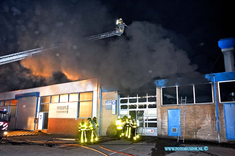 11051106.jpg - FOTOOPDRACHT:Papendrecht:11-05-2011:Bij een brand in het pand Van Wijngaarden autoschade aan de geulweg 5 is vanancht het pand en de inboedel voor een groot deel verloren gegaan. De brandweer was uren bezig met het blussen van de brand. De Schuimblusbak zorgde uit eindelijk voor dat de brand meester werd. de poltie stelt een ondezoek in naar de toedracht van de brand. Er ging in het pand staande vrachtwagen door de brand verloren.Deze digitale foto blijft eigendom van FOTOPERSBURO BUSINK. Wij hanteren de voorwaarden van het N.V.F. en N.V.J. Gebruik van deze foto impliceert dat u bekend bent  en akkoord gaat met deze voorwaarden bij publicatie.EB/ETIENNE BUSINK