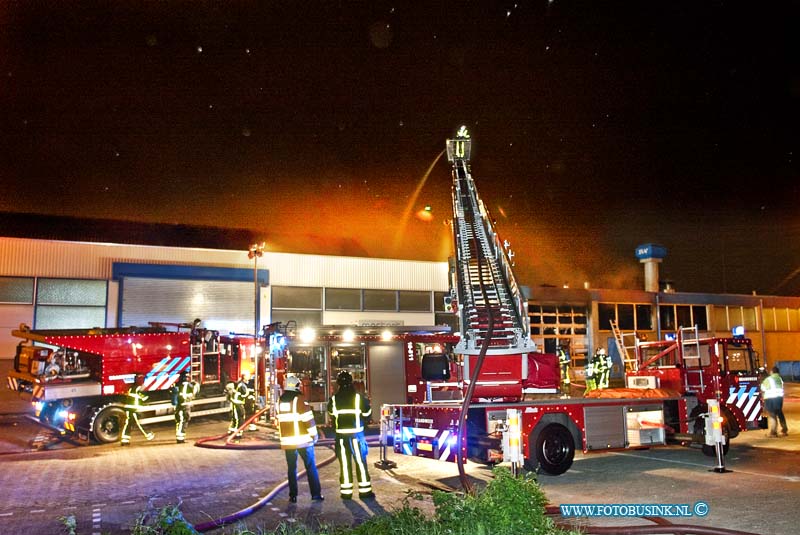 11051107.jpg - FOTOOPDRACHT:Papendrecht:11-05-2011:Bij een brand in het pand Van Wijngaarden autoschade aan de geulweg 5 is vanancht het pand en de inboedel voor een groot deel verloren gegaan. De brandweer was uren bezig met het blussen van de brand. De Schuimblusbak zorgde uit eindelijk voor dat de brand meester werd. de poltie stelt een ondezoek in naar de toedracht van de brand. Er ging in het pand staande vrachtwagen door de brand verloren.Deze digitale foto blijft eigendom van FOTOPERSBURO BUSINK. Wij hanteren de voorwaarden van het N.V.F. en N.V.J. Gebruik van deze foto impliceert dat u bekend bent  en akkoord gaat met deze voorwaarden bij publicatie.EB/ETIENNE BUSINK