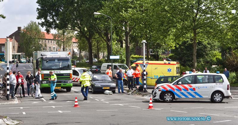 11051301.jpg - FOTOOPDRACHT:Dordrecht:13-05-2011:Bij een aanrijding op de kruising laan de VN / Kareldoormanweg met een poltie voertuig raakte 1 persoon gewond en werd vervoerd naar een ziekenhuis.Er waren bij de aanrijding meerdere auto's betrokken. Op de toch al drukke en gevaarlijke kruising zal warschijnlijk dagen lang de stoplichten niet naar behoren kunnen werken door dat er ook een stoplicht compleet vernielt is. De politie stel een onderzoek in naar de toedracht van het ongeval.Deze digitale foto blijft eigendom van FOTOPERSBURO BUSINK. Wij hanteren de voorwaarden van het N.V.F. en N.V.J. Gebruik van deze foto impliceert dat u bekend bent  en akkoord gaat met deze voorwaarden bij publicatie.EB/ETIENNE BUSINK