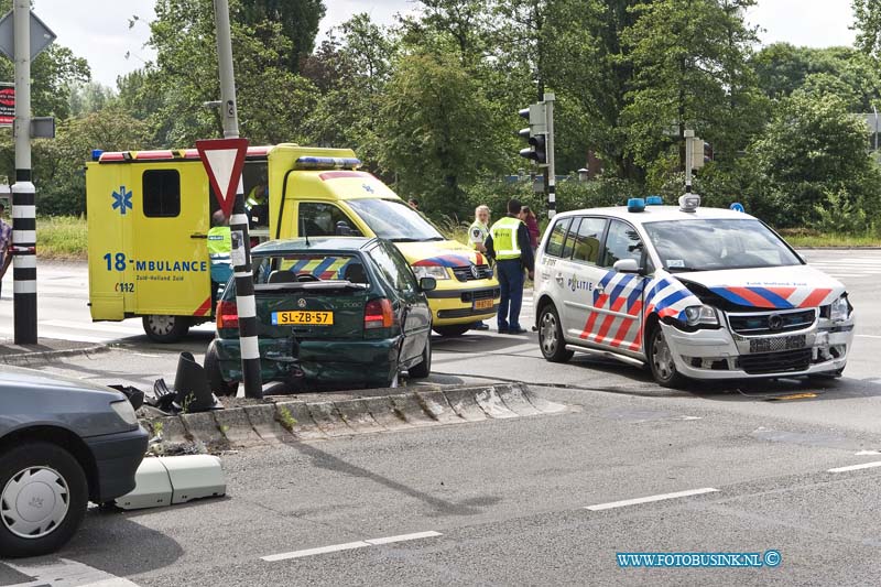 11051302.jpg - FOTOOPDRACHT:Dordrecht:13-05-2011:Bij een aanrijding op de kruising laan de VN / Kareldoormanweg met een poltie voertuig raakte 1 persoon gewond en werd vervoerd naar een ziekenhuis.Er waren bij de aanrijding meerdere auto's betrokken. Op de toch al drukke en gevaarlijke kruising zal warschijnlijk dagen lang de stoplichten niet naar behoren kunnen werken door dat er ook een stoplicht compleet vernielt is. De politie stel een onderzoek in naar de toedracht van het ongeval.Deze digitale foto blijft eigendom van FOTOPERSBURO BUSINK. Wij hanteren de voorwaarden van het N.V.F. en N.V.J. Gebruik van deze foto impliceert dat u bekend bent  en akkoord gaat met deze voorwaarden bij publicatie.EB/ETIENNE BUSINK