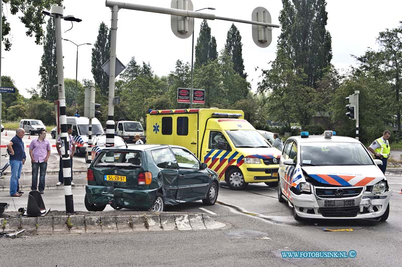 11051303.jpg - FOTOOPDRACHT:Dordrecht:13-05-2011:Bij een aanrijding op de kruising laan de VN / Kareldoormanweg met een poltie voertuig raakte 1 persoon gewond en werd vervoerd naar een ziekenhuis.Er waren bij de aanrijding meerdere auto's betrokken. Op de toch al drukke en gevaarlijke kruising zal warschijnlijk dagen lang de stoplichten niet naar behoren kunnen werken door dat er ook een stoplicht compleet vernielt is. De politie stel een onderzoek in naar de toedracht van het ongeval.Deze digitale foto blijft eigendom van FOTOPERSBURO BUSINK. Wij hanteren de voorwaarden van het N.V.F. en N.V.J. Gebruik van deze foto impliceert dat u bekend bent  en akkoord gaat met deze voorwaarden bij publicatie.EB/ETIENNE BUSINK