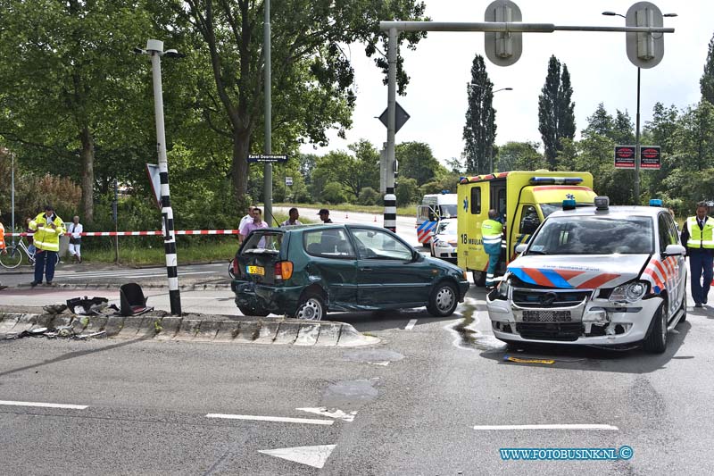 11051304.jpg - FOTOOPDRACHT:Dordrecht:13-05-2011:Bij een aanrijding op de kruising laan de VN / Kareldoormanweg met een poltie voertuig raakte 1 persoon gewond en werd vervoerd naar een ziekenhuis.Er waren bij de aanrijding meerdere auto's betrokken. Op de toch al drukke en gevaarlijke kruising zal warschijnlijk dagen lang de stoplichten niet naar behoren kunnen werken door dat er ook een stoplicht compleet vernielt is. De politie stel een onderzoek in naar de toedracht van het ongeval.Deze digitale foto blijft eigendom van FOTOPERSBURO BUSINK. Wij hanteren de voorwaarden van het N.V.F. en N.V.J. Gebruik van deze foto impliceert dat u bekend bent  en akkoord gaat met deze voorwaarden bij publicatie.EB/ETIENNE BUSINK