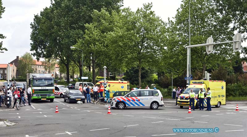 11051306.jpg - FOTOOPDRACHT:Dordrecht:13-05-2011:Bij een aanrijding op de kruising laan de VN / Kareldoormanweg met een poltie voertuig raakte 1 persoon gewond en werd vervoerd naar een ziekenhuis.Er waren bij de aanrijding meerdere auto's betrokken. Op de toch al drukke en gevaarlijke kruising zal warschijnlijk dagen lang de stoplichten niet naar behoren kunnen werken door dat er ook een stoplicht compleet vernielt is. De politie stel een onderzoek in naar de toedracht van het ongeval.Deze digitale foto blijft eigendom van FOTOPERSBURO BUSINK. Wij hanteren de voorwaarden van het N.V.F. en N.V.J. Gebruik van deze foto impliceert dat u bekend bent  en akkoord gaat met deze voorwaarden bij publicatie.EB/ETIENNE BUSINK