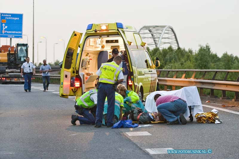 11051307.jpg - FOTOOPDRACHT:Dordrecht:13-05-2011:Op vrijdag 13de is een persoon zwaar gewond geraakt omdat hij of zij op de rondweg N3 van Dordrecht liep ter hoogte van de oprit Staart. De persoon werd aangereden door een auto of vrachtwagen en raakte zwaar gewond. Waarom het slachtoffer op de rondweg N3 liep is niet bekend, de politie stelt een onderzoek in naar de toedracht. De N3 werd voor al het verkeer tussen de RWA16 en RWA15 afgesloten.Deze digitale foto blijft eigendom van FOTOPERSBURO BUSINK. Wij hanteren de voorwaarden van het N.V.F. en N.V.J. Gebruik van deze foto impliceert dat u bekend bent  en akkoord gaat met deze voorwaarden bij publicatie.EB/ETIENNE BUSINK