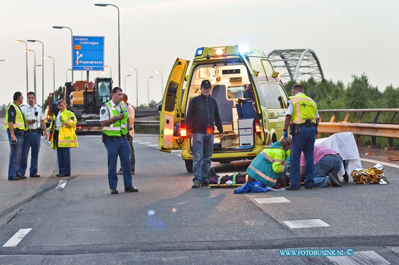 11051308.jpg - FOTOOPDRACHT:Dordrecht:13-05-2011:Op vrijdag 13de is een persoon zwaar gewond geraakt omdat hij of zij op de rondweg N3 van Dordrecht liep ter hoogte van de oprit Staart. De persoon werd aangereden door een auto of vrachtwagen en raakte zwaar gewond. Waarom het slachtoffer op de rondweg N3 liep is niet bekend, de politie stelt een onderzoek in naar de toedracht. De N3 werd voor al het verkeer tussen de RWA16 en RWA15 afgesloten.Deze digitale foto blijft eigendom van FOTOPERSBURO BUSINK. Wij hanteren de voorwaarden van het N.V.F. en N.V.J. Gebruik van deze foto impliceert dat u bekend bent  en akkoord gaat met deze voorwaarden bij publicatie.EB/ETIENNE BUSINK