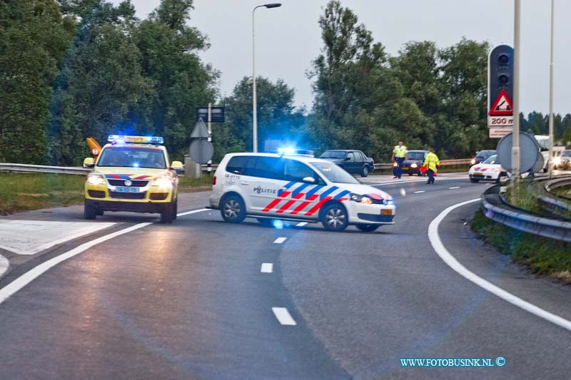 11051309.jpg - FOTOOPDRACHT:Dordrecht:13-05-2011:Op vrijdag 13de is een persoon zwaar gewond geraakt omdat hij of zij op de rondweg N3 van Dordrecht liep ter hoogte van de oprit Staart. De persoon werd aangereden door een auto of vrachtwagen en raakte zwaar gewond. Waarom het slachtoffer op de rondweg N3 liep is niet bekend, de politie stelt een onderzoek in naar de toedracht. De N3 werd voor al het verkeer tussen de RWA16 en RWA15 afgesloten.Deze digitale foto blijft eigendom van FOTOPERSBURO BUSINK. Wij hanteren de voorwaarden van het N.V.F. en N.V.J. Gebruik van deze foto impliceert dat u bekend bent  en akkoord gaat met deze voorwaarden bij publicatie.EB/ETIENNE BUSINK