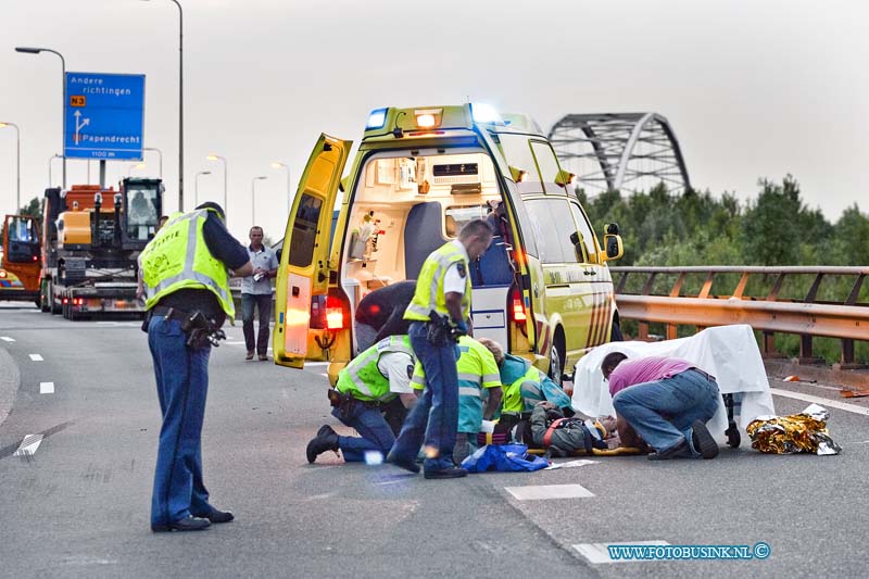 11051310.jpg - FOTOOPDRACHT:Dordrecht:13-05-2011:Op vrijdag 13de is een persoon zwaar gewond geraakt omdat hij of zij op de rondweg N3 van Dordrecht liep ter hoogte van de oprit Staart. De persoon werd aangereden door een auto of vrachtwagen en raakte zwaar gewond. Waarom het slachtoffer op de rondweg N3 liep is niet bekend, de politie stelt een onderzoek in naar de toedracht. De N3 werd voor al het verkeer tussen de RWA16 en RWA15 afgesloten.Deze digitale foto blijft eigendom van FOTOPERSBURO BUSINK. Wij hanteren de voorwaarden van het N.V.F. en N.V.J. Gebruik van deze foto impliceert dat u bekend bent  en akkoord gaat met deze voorwaarden bij publicatie.EB/ETIENNE BUSINK