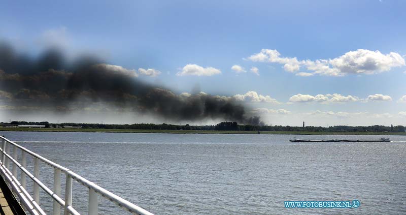 11051401.jpg - FOTOOPDRACHT:Zevenbergen:14-05-2011:Brand in Zevenbergenbij een grote brand in een palletbedrijf in het Brabantse Zevenbergen ginge vele pallets verloren. De brandweer moest zeker 20 brandweerwagens waaronder ook enkel schuimbluswagens van het vliegveldinzetten om het vuur te bestrijden. De metershoge vlammen ontstond buiten het bedrijf waar de pallets waren opgestapeld. Honderdduizenden pallets zijn verloren gegaan. De rookontwikkeling was zo hevig, dat de donkere rookwolken zelfs in Breda werden waargenomen. De rook zou ook te zien zijn geweest in Tilburg en Eindhoven. Oorzaak onbekend Het is niet duidelijk waardoor de brand is ontstaan. Bij de brand is niemand gewond geraakt. Er zijn geen gevaarlijke stoffen vrijgekomen. Panden in de omgeving moesten natgehouden worden om de brand niet te laten overslaan. Deze digitale foto blijft eigendom van FOTOPERSBURO BUSINK. Wij hanteren de voorwaarden van het N.V.F. en N.V.J. Gebruik van deze foto impliceert dat u bekend bent  en akkoord gaat met deze voorwaarden bij publicatie.EB/ETIENNE BUSINK