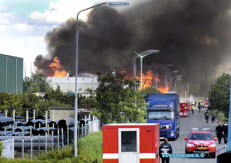 11051402.jpg - FOTOOPDRACHT:Zevenbergen:14-05-2011:Brand in Zevenbergenbij een grote brand in een palletbedrijf in het Brabantse Zevenbergen ginge vele pallets verloren. De brandweer moest zeker 20 brandweerwagens waaronder ook enkel schuimbluswagens van het vliegveldinzetten om het vuur te bestrijden. De metershoge vlammen ontstond buiten het bedrijf waar de pallets waren opgestapeld. Honderdduizenden pallets zijn verloren gegaan. De rookontwikkeling was zo hevig, dat de donkere rookwolken zelfs in Breda werden waargenomen. De rook zou ook te zien zijn geweest in Tilburg en Eindhoven. Oorzaak onbekend Het is niet duidelijk waardoor de brand is ontstaan. Bij de brand is niemand gewond geraakt. Er zijn geen gevaarlijke stoffen vrijgekomen. Panden in de omgeving moesten natgehouden worden om de brand niet te laten overslaan. Deze digitale foto blijft eigendom van FOTOPERSBURO BUSINK. Wij hanteren de voorwaarden van het N.V.F. en N.V.J. Gebruik van deze foto impliceert dat u bekend bent  en akkoord gaat met deze voorwaarden bij publicatie.EB/ETIENNE BUSINK