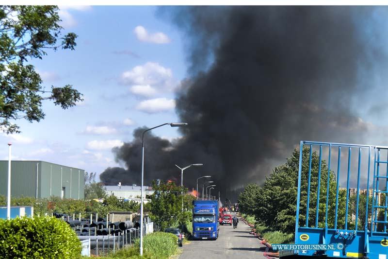 11051403.jpg - FOTOOPDRACHT:Zevenbergen:14-05-2011:Brand in Zevenbergenbij een grote brand in een palletbedrijf in het Brabantse Zevenbergen ginge vele pallets verloren. De brandweer moest zeker 20 brandweerwagens waaronder ook enkel schuimbluswagens van het vliegveldinzetten om het vuur te bestrijden. De metershoge vlammen ontstond buiten het bedrijf waar de pallets waren opgestapeld. Honderdduizenden pallets zijn verloren gegaan. De rookontwikkeling was zo hevig, dat de donkere rookwolken zelfs in Breda werden waargenomen. De rook zou ook te zien zijn geweest in Tilburg en Eindhoven. Oorzaak onbekend Het is niet duidelijk waardoor de brand is ontstaan. Bij de brand is niemand gewond geraakt. Er zijn geen gevaarlijke stoffen vrijgekomen. Panden in de omgeving moesten natgehouden worden om de brand niet te laten overslaan. Deze digitale foto blijft eigendom van FOTOPERSBURO BUSINK. Wij hanteren de voorwaarden van het N.V.F. en N.V.J. Gebruik van deze foto impliceert dat u bekend bent  en akkoord gaat met deze voorwaarden bij publicatie.EB/ETIENNE BUSINK