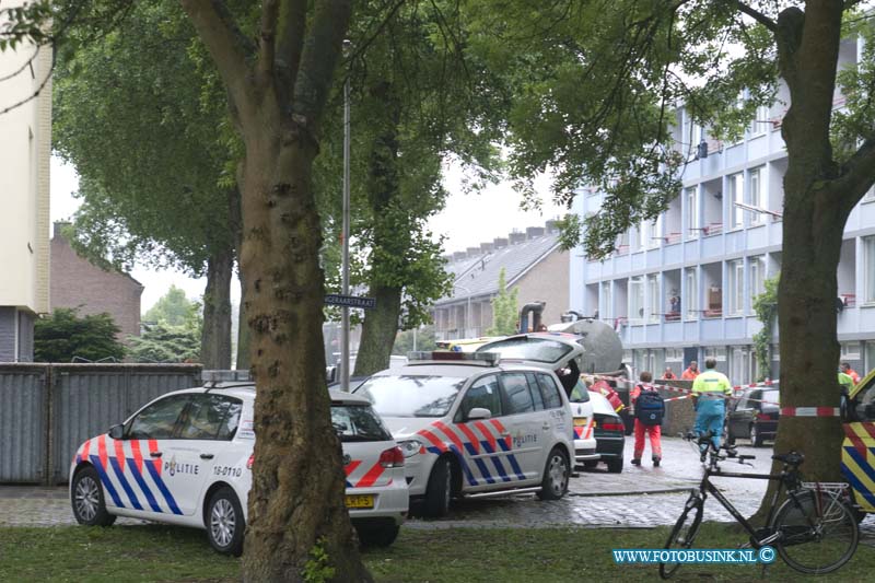 11051601.jpg - FOTOOPDRACHT:Zwijndrecht:16-05-2011: Bij een schietpartij op straat ( De Turk) is een man zwaar gewond geraakt. Op deze melding is een arrestatie team van de politie een woning binnen gevallen in de Langerakstraat te Zwijndrecht. In deze portiek flat werden nogmaals 3 dode personen gevonden. over de toedracht van de schietpartij is nog niets bekend de schutter s nog voort vluchtig. de politie heeft een groot schaalig onderzoekt team samen gesteld. Deze digitale foto blijft eigendom van FOTOPERSBURO BUSINK. Wij hanteren de voorwaarden van het N.V.F. en N.V.J. Gebruik van deze foto impliceert dat u bekend bent  en akkoord gaat met deze voorwaarden bij publicatie.EB/ETIENNE BUSINK