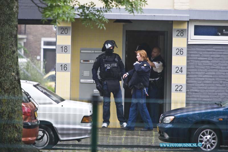 11051602.jpg - FOTOOPDRACHT:Zwijndrecht:16-05-2011: Bij een schietpartij op straat ( De Turk) is een man zwaar gewond geraakt. Op deze melding is een arrestatie team van de politie een woning binnen gevallen in de Langerakstraat te Zwijndrecht. In deze portiek flat werden nogmaals 3 dode personen gevonden. over de toedracht van de schietpartij is nog niets bekend de schutter s nog voort vluchtig. de politie heeft een groot schaalig onderzoekt team samen gesteld. Deze digitale foto blijft eigendom van FOTOPERSBURO BUSINK. Wij hanteren de voorwaarden van het N.V.F. en N.V.J. Gebruik van deze foto impliceert dat u bekend bent  en akkoord gaat met deze voorwaarden bij publicatie.EB/ETIENNE BUSINK