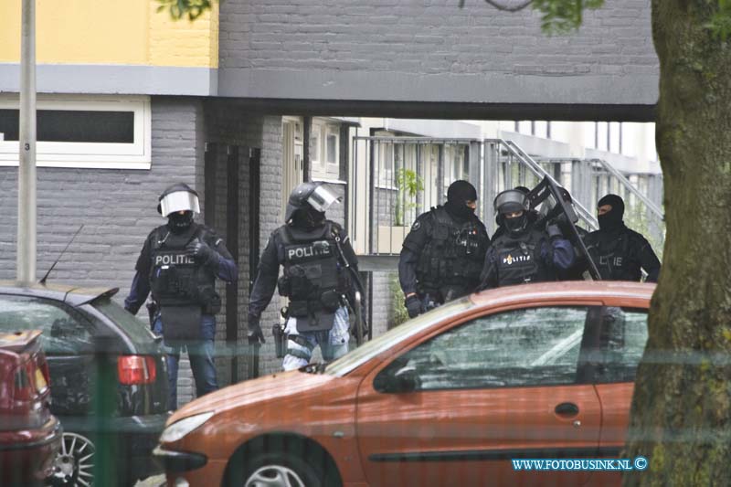 11051603.jpg - FOTOOPDRACHT:Zwijndrecht:16-05-2011: Bij een schietpartij op straat ( De Turk) is een man zwaar gewond geraakt. Op deze melding is een arrestatie team van de politie een woning binnen gevallen in de Langerakstraat te Zwijndrecht. In deze portiek flat werden nogmaals 3 dode personen gevonden. over de toedracht van de schietpartij is nog niets bekend de schutter s nog voort vluchtig. de politie heeft een groot schaalig onderzoekt team samen gesteld. Deze digitale foto blijft eigendom van FOTOPERSBURO BUSINK. Wij hanteren de voorwaarden van het N.V.F. en N.V.J. Gebruik van deze foto impliceert dat u bekend bent  en akkoord gaat met deze voorwaarden bij publicatie.EB/ETIENNE BUSINK