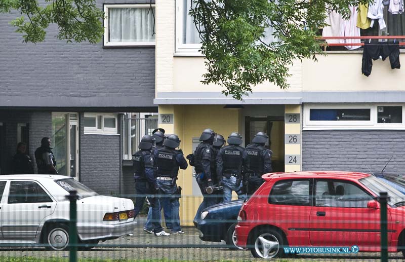 11051604.jpg - FOTOOPDRACHT:Zwijndrecht:16-05-2011: Bij een schietpartij op straat ( De Turk) is een man zwaar gewond geraakt. Op deze melding is een arrestatie team van de politie een woning binnen gevallen in de Langerakstraat te Zwijndrecht. In deze portiek flat werden nogmaals 3 dode personen gevonden. over de toedracht van de schietpartij is nog niets bekend de schutter s nog voort vluchtig. de politie heeft een groot schaalig onderzoekt team samen gesteld. Deze digitale foto blijft eigendom van FOTOPERSBURO BUSINK. Wij hanteren de voorwaarden van het N.V.F. en N.V.J. Gebruik van deze foto impliceert dat u bekend bent  en akkoord gaat met deze voorwaarden bij publicatie.EB/ETIENNE BUSINK