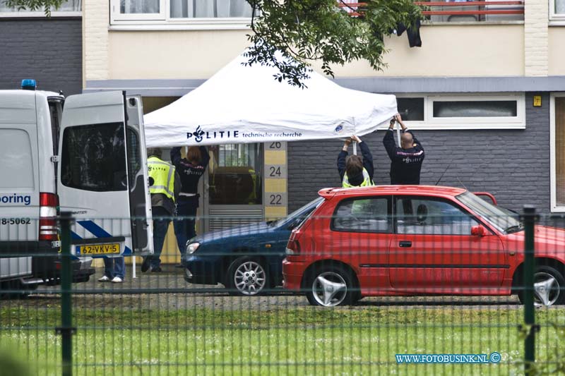 11051605.jpg - FOTOOPDRACHT:Zwijndrecht:16-05-2011: Bij een schietpartij op straat ( De Turk) is een man zwaar gewond geraakt. Op deze melding is een arrestatie team van de politie een woning binnen gevallen in de Langerakstraat te Zwijndrecht. In deze portiek flat werden nogmaals 3 dode personen gevonden. over de toedracht van de schietpartij is nog niets bekend de schutter s nog voort vluchtig. de politie heeft een groot schaalig onderzoekt team samen gesteld. Deze digitale foto blijft eigendom van FOTOPERSBURO BUSINK. Wij hanteren de voorwaarden van het N.V.F. en N.V.J. Gebruik van deze foto impliceert dat u bekend bent  en akkoord gaat met deze voorwaarden bij publicatie.EB/ETIENNE BUSINK