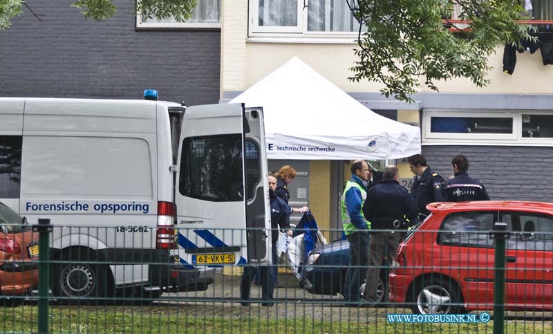 11051606.jpg - FOTOOPDRACHT:Zwijndrecht:16-05-2011: Bij een schietpartij op straat ( De Turk) is een man zwaar gewond geraakt. Op deze melding is een arrestatie team van de politie een woning binnen gevallen in de Langerakstraat te Zwijndrecht. In deze portiek flat werden nogmaals 3 dode personen gevonden. over de toedracht van de schietpartij is nog niets bekend de schutter s nog voort vluchtig. de politie heeft een groot schaalig onderzoekt team samen gesteld. Deze digitale foto blijft eigendom van FOTOPERSBURO BUSINK. Wij hanteren de voorwaarden van het N.V.F. en N.V.J. Gebruik van deze foto impliceert dat u bekend bent  en akkoord gaat met deze voorwaarden bij publicatie.EB/ETIENNE BUSINK