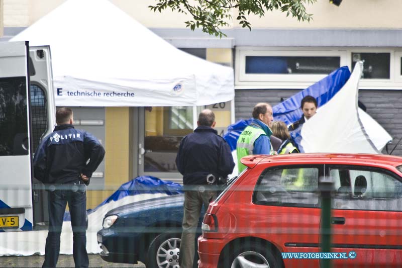 11051607.jpg - FOTOOPDRACHT:Zwijndrecht:16-05-2011: Bij een schietpartij op straat ( De Turk) is een man zwaar gewond geraakt. Op deze melding is een arrestatie team van de politie een woning binnen gevallen in de Langerakstraat te Zwijndrecht. In deze portiek flat werden nogmaals 3 dode personen gevonden. over de toedracht van de schietpartij is nog niets bekend de schutter s nog voort vluchtig. de politie heeft een groot schaalig onderzoekt team samen gesteld. Deze digitale foto blijft eigendom van FOTOPERSBURO BUSINK. Wij hanteren de voorwaarden van het N.V.F. en N.V.J. Gebruik van deze foto impliceert dat u bekend bent  en akkoord gaat met deze voorwaarden bij publicatie.EB/ETIENNE BUSINK