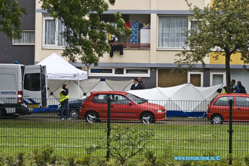 11051608.jpg - FOTOOPDRACHT:Zwijndrecht:16-05-2011: Bij een schietpartij op straat ( De Turk) is een man zwaar gewond geraakt. Op deze melding is een arrestatie team van de politie een woning binnen gevallen in de Langerakstraat te Zwijndrecht. In deze portiek flat werden nogmaals 3 dode personen gevonden. over de toedracht van de schietpartij is nog niets bekend de schutter s nog voort vluchtig. de politie heeft een groot schaalig onderzoekt team samen gesteld. Deze digitale foto blijft eigendom van FOTOPERSBURO BUSINK. Wij hanteren de voorwaarden van het N.V.F. en N.V.J. Gebruik van deze foto impliceert dat u bekend bent  en akkoord gaat met deze voorwaarden bij publicatie.EB/ETIENNE BUSINK