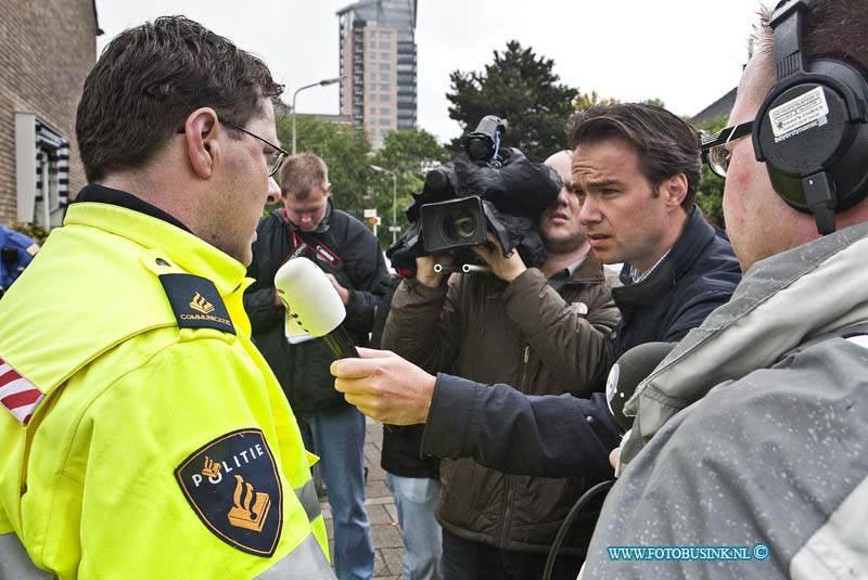 11051609.jpg - FOTOOPDRACHT:Zwijndrecht:16-05-2011: Foto: De politie persvoorlichter Gijs van Nimwegen van de politie ZHZ doet verslag aan RTL en journalisten.3 doden en 1 gewonde bij schietincident ZWIJNDRECHT - Maandagochtend 16 mei heeft rond 10.30 uur een schietincident plaatsgevonden. Hierbij zijn 3 personen dodelijk gewond geraakt en 1 man is gewond geraakt. De politie kreeg die ochtend een melding dat er een schietincident had plaatsgevonden in de omgeving Turk/Langeraarstraat. Bij het ter plaatse komen, troffen agenten de gewonde man aan. Hij is per ambulance naar een ziekenhuis gebracht. Zijn toestand is niet bekend. Een arrestatieteam kwam direct ter plaatse, omdat de verdachte zich mogelijk nog in een woning aan de Langeraarstraat op zou houden. Na het doorzoeken van de woning troffen zij geen verdachte aan. Wel werden de drie dodelijke slachtoffers aangetroffen. Ze zijn door geweld om het leven gekomen. De politie heeft direct een Team Grootschalige Opsporing van circa 20 mensen opgezet dat de zaak onderzoekt. Medewerkers van de Unit Forensische Opsporing doen een (sporen)onderzoek. Daarnaast heeft de politie een uitgebreid buurtonderzoek ingesteld. De politie vraagt getuigen en mensen die anderszins informatie hebben die helpt in het onderzoek contact op te nemen via 0900-8844 (lokaal tarief) of 0800-7000 (anoniem). Deze digitale foto blijft eigendom van FOTOPERSBURO BUSINK. Wij hanteren de voorwaarden van het N.V.F. en N.V.J. Gebruik van deze foto impliceert dat u bekend bent  en akkoord gaat met deze voorwaarden bij publicatie.EB/ETIENNE BUSINK