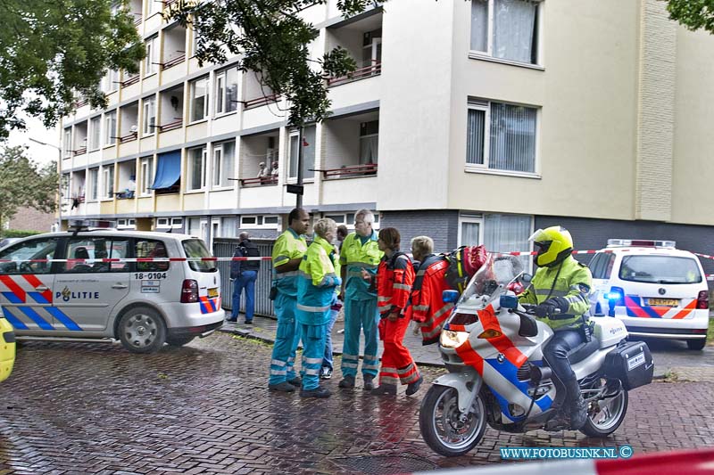 11051610.jpg - FOTOOPDRACHT:Zwijndrecht:16-05-2011: 3 doden en 1 gewonde bij schietincident ZWIJNDRECHT - Maandagochtend 16 mei heeft rond 10.30 uur een schietincident plaatsgevonden. Hierbij zijn 3 personen dodelijk gewond geraakt en 1 man is gewond geraakt. De politie kreeg die ochtend een melding dat er een schietincident had plaatsgevonden in de omgeving Turk/Langeraarstraat. Bij het ter plaatse komen, troffen agenten de gewonde man aan. Hij is per ambulance naar een ziekenhuis gebracht. Zijn toestand is niet bekend. Een arrestatieteam kwam direct ter plaatse, omdat de verdachte zich mogelijk nog in een woning aan de Langeraarstraat op zou houden. Na het doorzoeken van de woning troffen zij geen verdachte aan. Wel werden de drie dodelijke slachtoffers aangetroffen. Ze zijn door geweld om het leven gekomen. De politie heeft direct een Team Grootschalige Opsporing van circa 20 mensen opgezet dat de zaak onderzoekt. Medewerkers van de Unit Forensische Opsporing doen een (sporen)onderzoek. Daarnaast heeft de politie een uitgebreid buurtonderzoek ingesteld. De politie vraagt getuigen en mensen die anderszins informatie hebben die helpt in het onderzoek contact op te nemen via 0900-8844 (lokaal tarief) of 0800-7000 (anoniem). Deze digitale foto blijft eigendom van FOTOPERSBURO BUSINK. Wij hanteren de voorwaarden van het N.V.F. en N.V.J. Gebruik van deze foto impliceert dat u bekend bent  en akkoord gaat met deze voorwaarden bij publicatie.EB/ETIENNE BUSINK