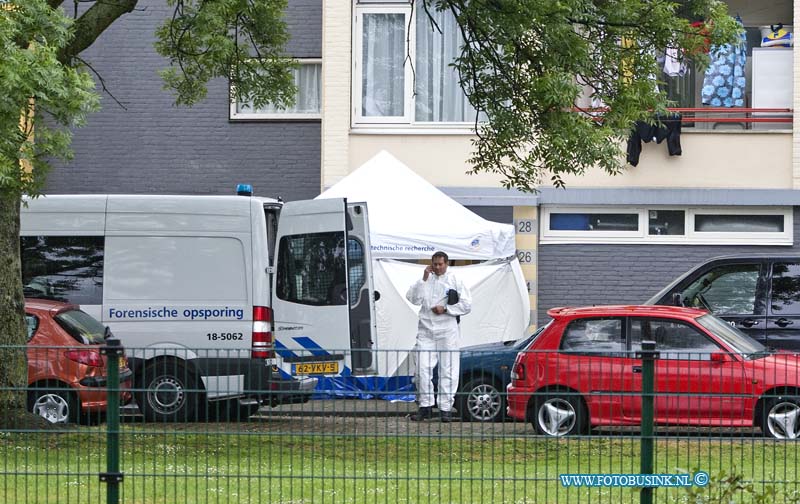 11051611.jpg - FOTOOPDRACHT:Zwijndrecht:16-05-2011: 3 doden en 1 gewonde bij schietincident ZWIJNDRECHT - Maandagochtend 16 mei heeft rond 10.30 uur een schietincident plaatsgevonden. Hierbij zijn 3 personen dodelijk gewond geraakt en 1 man is gewond geraakt. De politie kreeg die ochtend een melding dat er een schietincident had plaatsgevonden in de omgeving Turk/Langeraarstraat. Bij het ter plaatse komen, troffen agenten de gewonde man aan. Hij is per ambulance naar een ziekenhuis gebracht. Zijn toestand is niet bekend. Een arrestatieteam kwam direct ter plaatse, omdat de verdachte zich mogelijk nog in een woning aan de Langeraarstraat op zou houden. Na het doorzoeken van de woning troffen zij geen verdachte aan. Wel werden de drie dodelijke slachtoffers aangetroffen. Ze zijn door geweld om het leven gekomen. De politie heeft direct een Team Grootschalige Opsporing van circa 20 mensen opgezet dat de zaak onderzoekt. Medewerkers van de Unit Forensische Opsporing doen een (sporen)onderzoek. Daarnaast heeft de politie een uitgebreid buurtonderzoek ingesteld. De politie vraagt getuigen en mensen die anderszins informatie hebben die helpt in het onderzoek contact op te nemen via 0900-8844 (lokaal tarief) of 0800-7000 (anoniem). Deze digitale foto blijft eigendom van FOTOPERSBURO BUSINK. Wij hanteren de voorwaarden van het N.V.F. en N.V.J. Gebruik van deze foto impliceert dat u bekend bent  en akkoord gaat met deze voorwaarden bij publicatie.EB/ETIENNE BUSINK