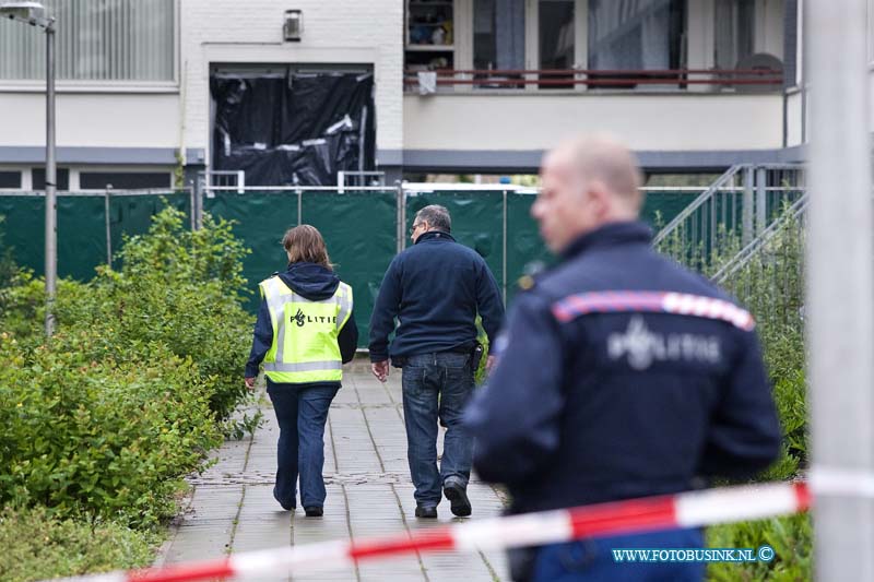 11051612.jpg - FOTOOPDRACHT:Zwijndrecht:16-05-2011: Foto: de achterzijde van de flat waar de 3 dode lichamen in liggen op de 3e etage.3 doden en 1 gewonde bij schietincident ZWIJNDRECHT - Maandagochtend 16 mei heeft rond 10.30 uur een schietincident plaatsgevonden. Hierbij zijn 3 personen dodelijk gewond geraakt en 1 man is gewond geraakt. De politie kreeg die ochtend een melding dat er een schietincident had plaatsgevonden in de omgeving Turk/Langeraarstraat. Bij het ter plaatse komen, troffen agenten de gewonde man aan. Hij is per ambulance naar een ziekenhuis gebracht. Zijn toestand is niet bekend. Een arrestatieteam kwam direct ter plaatse, omdat de verdachte zich mogelijk nog in een woning aan de Langeraarstraat op zou houden. Na het doorzoeken van de woning troffen zij geen verdachte aan. Wel werden de drie dodelijke slachtoffers aangetroffen. Ze zijn door geweld om het leven gekomen. De politie heeft direct een Team Grootschalige Opsporing van circa 20 mensen opgezet dat de zaak onderzoekt. Medewerkers van de Unit Forensische Opsporing doen een (sporen)onderzoek. Daarnaast heeft de politie een uitgebreid buurtonderzoek ingesteld. De politie vraagt getuigen en mensen die anderszins informatie hebben die helpt in het onderzoek contact op te nemen via 0900-8844 (lokaal tarief) of 0800-7000 (anoniem). Deze digitale foto blijft eigendom van FOTOPERSBURO BUSINK. Wij hanteren de voorwaarden van het N.V.F. en N.V.J. Gebruik van deze foto impliceert dat u bekend bent  en akkoord gaat met deze voorwaarden bij publicatie.EB/ETIENNE BUSINK