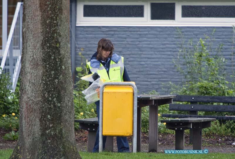 11051613.jpg - FOTOOPDRACHT:Zwijndrecht:16-05-2011: Foto: De politie onderzoekt in de weide omgeving naar het vuurwapen van de schietpartij en naar bewijzen, zoals in deze vuilnisbak.3 doden en 1 gewonde bij schietincident ZWIJNDRECHT - Maandagochtend 16 mei heeft rond 10.30 uur een schietincident plaatsgevonden. Hierbij zijn 3 personen dodelijk gewond geraakt en 1 man is gewond geraakt. De politie kreeg die ochtend een melding dat er een schietincident had plaatsgevonden in de omgeving Turk/Langeraarstraat. Bij het ter plaatse komen, troffen agenten de gewonde man aan. Hij is per ambulance naar een ziekenhuis gebracht. Zijn toestand is niet bekend. Een arrestatieteam kwam direct ter plaatse, omdat de verdachte zich mogelijk nog in een woning aan de Langeraarstraat op zou houden. Na het doorzoeken van de woning troffen zij geen verdachte aan. Wel werden de drie dodelijke slachtoffers aangetroffen. Ze zijn door geweld om het leven gekomen. De politie heeft direct een Team Grootschalige Opsporing van circa 20 mensen opgezet dat de zaak onderzoekt. Medewerkers van de Unit Forensische Opsporing doen een (sporen)onderzoek. Daarnaast heeft de politie een uitgebreid buurtonderzoek ingesteld. De politie vraagt getuigen en mensen die anderszins informatie hebben die helpt in het onderzoek contact op te nemen via 0900-8844 (lokaal tarief) of 0800-7000 (anoniem). Deze digitale foto blijft eigendom van FOTOPERSBURO BUSINK. Wij hanteren de voorwaarden van het N.V.F. en N.V.J. Gebruik van deze foto impliceert dat u bekend bent  en akkoord gaat met deze voorwaarden bij publicatie.EB/ETIENNE BUSINK