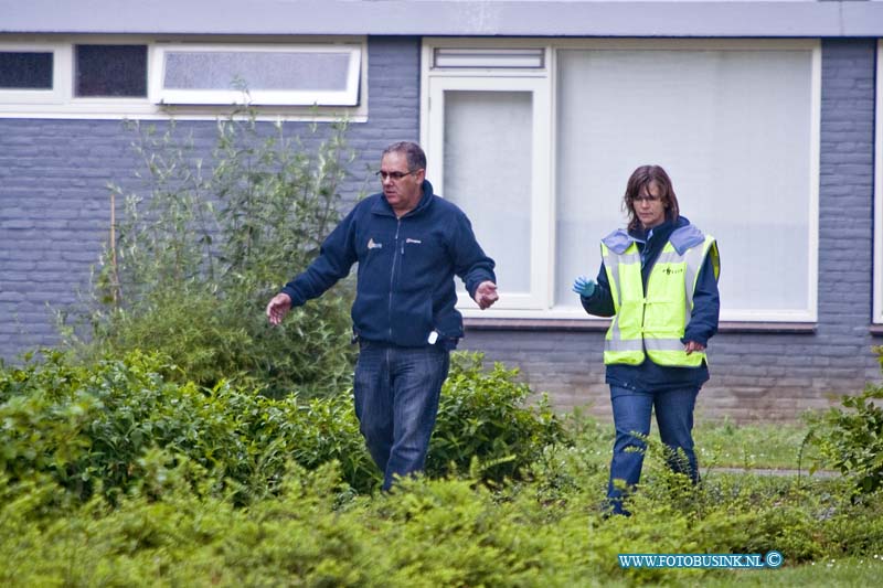 11051614.jpg - FOTOOPDRACHT:Zwijndrecht:16-05-2011: Foto: De recherche van de politie zhz doet rond om de flat waar de 3 doden zijn gevonden technische onderzoek.3 doden en 1 gewonde bij schietincident ZWIJNDRECHT - Maandagochtend 16 mei heeft rond 10.30 uur een schietincident plaatsgevonden. Hierbij zijn 3 personen dodelijk gewond geraakt en 1 man is gewond geraakt. De politie kreeg die ochtend een melding dat er een schietincident had plaatsgevonden in de omgeving Turk/Langeraarstraat. Bij het ter plaatse komen, troffen agenten de gewonde man aan. Hij is per ambulance naar een ziekenhuis gebracht. Zijn toestand is niet bekend. Een arrestatieteam kwam direct ter plaatse, omdat de verdachte zich mogelijk nog in een woning aan de Langeraarstraat op zou houden. Na het doorzoeken van de woning troffen zij geen verdachte aan. Wel werden de drie dodelijke slachtoffers aangetroffen. Ze zijn door geweld om het leven gekomen. De politie heeft direct een Team Grootschalige Opsporing van circa 20 mensen opgezet dat de zaak onderzoekt. Medewerkers van de Unit Forensische Opsporing doen een (sporen)onderzoek. Daarnaast heeft de politie een uitgebreid buurtonderzoek ingesteld. De politie vraagt getuigen en mensen die anderszins informatie hebben die helpt in het onderzoek contact op te nemen via 0900-8844 (lokaal tarief) of 0800-7000 (anoniem). Deze digitale foto blijft eigendom van FOTOPERSBURO BUSINK. Wij hanteren de voorwaarden van het N.V.F. en N.V.J. Gebruik van deze foto impliceert dat u bekend bent  en akkoord gaat met deze voorwaarden bij publicatie.EB/ETIENNE BUSINK