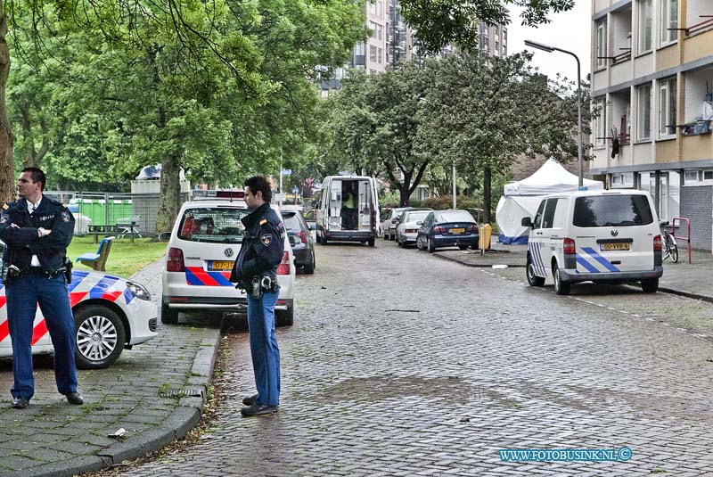 11051616.jpg - FOTOOPDRACHT:Zwijndrecht:16-05-2011: 3 doden en 1 gewonde bij schietincident ZWIJNDRECHT - Maandagochtend 16 mei heeft rond 10.30 uur een schietincident plaatsgevonden. Hierbij zijn 3 personen dodelijk gewond geraakt en 1 man is gewond geraakt. De politie kreeg die ochtend een melding dat er een schietincident had plaatsgevonden in de omgeving Turk/Langeraarstraat. Bij het ter plaatse komen, troffen agenten de gewonde man aan. Hij is per ambulance naar een ziekenhuis gebracht. Zijn toestand is niet bekend. Een arrestatieteam kwam direct ter plaatse, omdat de verdachte zich mogelijk nog in een woning aan de Langeraarstraat op zou houden. Na het doorzoeken van de woning troffen zij geen verdachte aan. Wel werden de drie dodelijke slachtoffers aangetroffen. Ze zijn door geweld om het leven gekomen. De politie heeft direct een Team Grootschalige Opsporing van circa 20 mensen opgezet dat de zaak onderzoekt. Medewerkers van de Unit Forensische Opsporing doen een (sporen)onderzoek. Daarnaast heeft de politie een uitgebreid buurtonderzoek ingesteld. De politie vraagt getuigen en mensen die anderszins informatie hebben die helpt in het onderzoek contact op te nemen via 0900-8844 (lokaal tarief) of 0800-7000 (anoniem). Deze digitale foto blijft eigendom van FOTOPERSBURO BUSINK. Wij hanteren de voorwaarden van het N.V.F. en N.V.J. Gebruik van deze foto impliceert dat u bekend bent  en akkoord gaat met deze voorwaarden bij publicatie.EB/ETIENNE BUSINK