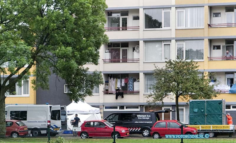 11051617.jpg - FOTOOPDRACHT:Zwijndrecht:16-05-2011: Foto: De flat waar de 3 dode op 3 hoog in de woning liggen aan de Langeraarstraat.3 doden en 1 gewonde bij schietincident ZWIJNDRECHT - Maandagochtend 16 mei heeft rond 10.30 uur een schietincident plaatsgevonden. Hierbij zijn 3 personen dodelijk gewond geraakt en 1 man is gewond geraakt. De politie kreeg die ochtend een melding dat er een schietincident had plaatsgevonden in de omgeving Turk/Langeraarstraat. Bij het ter plaatse komen, troffen agenten de gewonde man aan. Hij is per ambulance naar een ziekenhuis gebracht. Zijn toestand is niet bekend. Een arrestatieteam kwam direct ter plaatse, omdat de verdachte zich mogelijk nog in een woning aan de Langeraarstraat op zou houden. Na het doorzoeken van de woning troffen zij geen verdachte aan. Wel werden de drie dodelijke slachtoffers aangetroffen. Ze zijn door geweld om het leven gekomen. De politie heeft direct een Team Grootschalige Opsporing van circa 20 mensen opgezet dat de zaak onderzoekt. Medewerkers van de Unit Forensische Opsporing doen een (sporen)onderzoek. Daarnaast heeft de politie een uitgebreid buurtonderzoek ingesteld. De politie vraagt getuigen en mensen die anderszins informatie hebben die helpt in het onderzoek contact op te nemen via 0900-8844 (lokaal tarief) of 0800-7000 (anoniem). Deze digitale foto blijft eigendom van FOTOPERSBURO BUSINK. Wij hanteren de voorwaarden van het N.V.F. en N.V.J. Gebruik van deze foto impliceert dat u bekend bent  en akkoord gaat met deze voorwaarden bij publicatie.EB/ETIENNE BUSINK