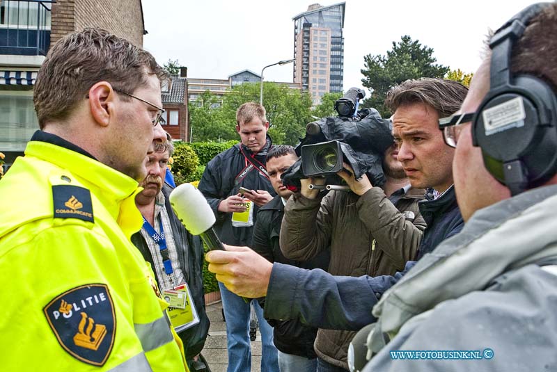 11051618.jpg - FOTOOPDRACHT:Zwijndrecht:16-05-2011: 3 doden en 1 gewonde bij schietincident ZWIJNDRECHT - Maandagochtend 16 mei heeft rond 10.30 uur een schietincident plaatsgevonden. Hierbij zijn 3 personen dodelijk gewond geraakt en 1 man is gewond geraakt. De politie kreeg die ochtend een melding dat er een schietincident had plaatsgevonden in de omgeving Turk/Langeraarstraat. Bij het ter plaatse komen, troffen agenten de gewonde man aan. Hij is per ambulance naar een ziekenhuis gebracht. Zijn toestand is niet bekend. Een arrestatieteam kwam direct ter plaatse, omdat de verdachte zich mogelijk nog in een woning aan de Langeraarstraat op zou houden. Na het doorzoeken van de woning troffen zij geen verdachte aan. Wel werden de drie dodelijke slachtoffers aangetroffen. Ze zijn door geweld om het leven gekomen. De politie heeft direct een Team Grootschalige Opsporing van circa 20 mensen opgezet dat de zaak onderzoekt. Medewerkers van de Unit Forensische Opsporing doen een (sporen)onderzoek. Daarnaast heeft de politie een uitgebreid buurtonderzoek ingesteld. De politie vraagt getuigen en mensen die anderszins informatie hebben die helpt in het onderzoek contact op te nemen via 0900-8844 (lokaal tarief) of 0800-7000 (anoniem). Deze digitale foto blijft eigendom van FOTOPERSBURO BUSINK. Wij hanteren de voorwaarden van het N.V.F. en N.V.J. Gebruik van deze foto impliceert dat u bekend bent  en akkoord gaat met deze voorwaarden bij publicatie.EB/ETIENNE BUSINK