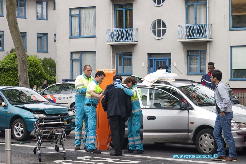 11051620.jpg - FOTOOPDRACHT:Dordrecht:16-05-2011:Aanrijding met 3 auto's op de krispijnseweg t/n van brouwersdijk, 1 man had nek lestel en werd met een wevelplank vervoerd naar het ziekenhuis.Deze digitale foto blijft eigendom van FOTOPERSBURO BUSINK. Wij hanteren de voorwaarden van het N.V.F. en N.V.J. Gebruik van deze foto impliceert dat u bekend bent  en akkoord gaat met deze voorwaarden bij publicatie.EB/ETIENNE BUSINK