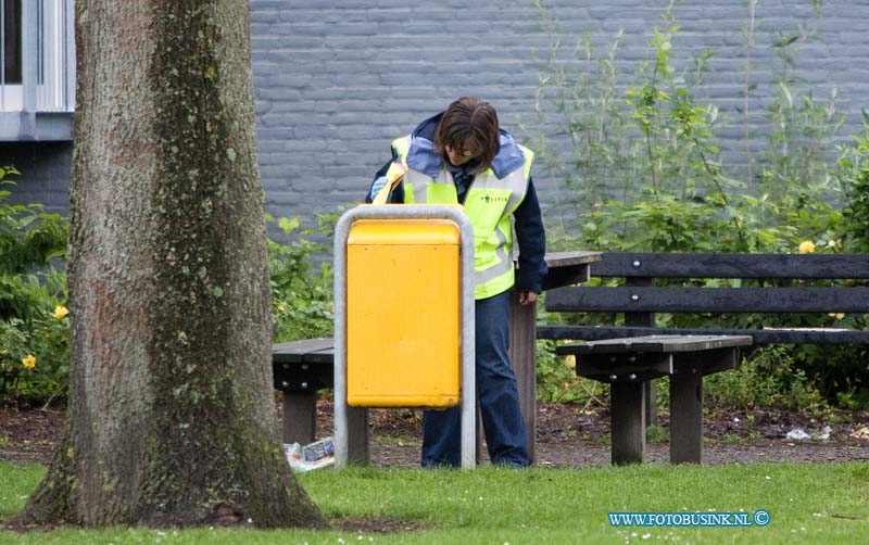 11051621.jpg - FOTOOPDRACHT:Zwijndrecht:16-05-2011: Foto: de politie onderzoek de weideomgeving naar het wapen zoals deze dame in de vuilnisbakker achter de flat waar de 3 doden liggen.3 doden en 1 gewonde bij schietincident ZWIJNDRECHT - Maandagochtend 16 mei heeft rond 10.30 uur een schietincident plaatsgevonden. Hierbij zijn 3 personen dodelijk gewond geraakt en 1 man is gewond geraakt. De politie kreeg die ochtend een melding dat er een schietincident had plaatsgevonden in de omgeving Turk/Langeraarstraat. Bij het ter plaatse komen, troffen agenten de gewonde man aan. Hij is per ambulance naar een ziekenhuis gebracht. Zijn toestand is niet bekend. Een arrestatieteam kwam direct ter plaatse, omdat de verdachte zich mogelijk nog in een woning aan de Langeraarstraat op zou houden. Na het doorzoeken van de woning troffen zij geen verdachte aan. Wel werden de drie dodelijke slachtoffers aangetroffen. Ze zijn door geweld om het leven gekomen. De politie heeft direct een Team Grootschalige Opsporing van circa 20 mensen opgezet dat de zaak onderzoekt. Medewerkers van de Unit Forensische Opsporing doen een (sporen)onderzoek. Daarnaast heeft de politie een uitgebreid buurtonderzoek ingesteld. De politie vraagt getuigen en mensen die anderszins informatie hebben die helpt in het onderzoek contact op te nemen via 0900-8844 (lokaal tarief) of 0800-7000 (anoniem). Deze digitale foto blijft eigendom van FOTOPERSBURO BUSINK. Wij hanteren de voorwaarden van het N.V.F. en N.V.J. Gebruik van deze foto impliceert dat u bekend bent  en akkoord gaat met deze voorwaarden bij publicatie.EB/ETIENNE BUSINK