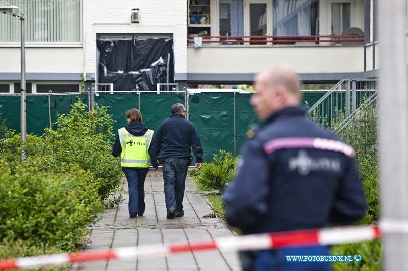 11051622.jpg - FOTOOPDRACHT:Zwijndrecht:16-05-2011: Foto: De achterzijde van de flat waar de 3 doden in gevonden zijn. de politie onder zoekt de weide omgeving.3 doden en 1 gewonde bij schietincident ZWIJNDRECHT - Maandagochtend 16 mei heeft rond 10.30 uur een schietincident plaatsgevonden. Hierbij zijn 3 personen dodelijk gewond geraakt en 1 man is gewond geraakt. De politie kreeg die ochtend een melding dat er een schietincident had plaatsgevonden in de omgeving Turk/Langeraarstraat. Bij het ter plaatse komen, troffen agenten de gewonde man aan. Hij is per ambulance naar een ziekenhuis gebracht. Zijn toestand is niet bekend. Een arrestatieteam kwam direct ter plaatse, omdat de verdachte zich mogelijk nog in een woning aan de Langeraarstraat op zou houden. Na het doorzoeken van de woning troffen zij geen verdachte aan. Wel werden de drie dodelijke slachtoffers aangetroffen. Ze zijn door geweld om het leven gekomen. De politie heeft direct een Team Grootschalige Opsporing van circa 20 mensen opgezet dat de zaak onderzoekt. Medewerkers van de Unit Forensische Opsporing doen een (sporen)onderzoek. Daarnaast heeft de politie een uitgebreid buurtonderzoek ingesteld. De politie vraagt getuigen en mensen die anderszins informatie hebben die helpt in het onderzoek contact op te nemen via 0900-8844 (lokaal tarief) of 0800-7000 (anoniem). Deze digitale foto blijft eigendom van FOTOPERSBURO BUSINK. Wij hanteren de voorwaarden van het N.V.F. en N.V.J. Gebruik van deze foto impliceert dat u bekend bent  en akkoord gaat met deze voorwaarden bij publicatie.EB/ETIENNE BUSINK