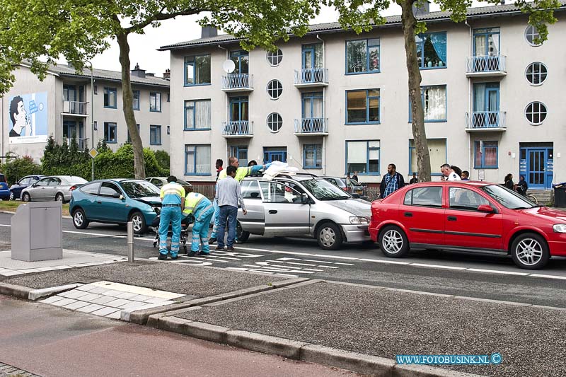 11051625.jpg - FOTOOPDRACHT:Dordrecht:16-05-2011:Aanrijding met 3 auto's op de krispijnseweg t/n van brouwersdijk, 1 man had nek lestel en werd met een wevelplank vervoerd naar het ziekenhuis.Deze digitale foto blijft eigendom van FOTOPERSBURO BUSINK. Wij hanteren de voorwaarden van het N.V.F. en N.V.J. Gebruik van deze foto impliceert dat u bekend bent  en akkoord gaat met deze voorwaarden bij publicatie.EB/ETIENNE BUSINK