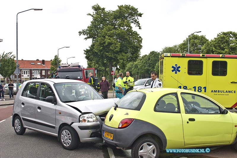 11051626.jpg - FOTOOPDRACHT:Dordrecht:16-05-2011:Aanrijding met 2 auto's op Viotekade - Franslebrethlaan Dordrecht. De brandweer controleerde auto's omdat bij 1 van de auto's rook onder motorkap vandaan kwam, maar dat bleek stoom van het koelsysteem te zijn. 2 personen weren door het Ambulance personeel nagekeken.Deze digitale foto blijft eigendom van FOTOPERSBURO BUSINK. Wij hanteren de voorwaarden van het N.V.F. en N.V.J. Gebruik van deze foto impliceert dat u bekend bent  en akkoord gaat met deze voorwaarden bij publicatie.EB/ETIENNE BUSINK