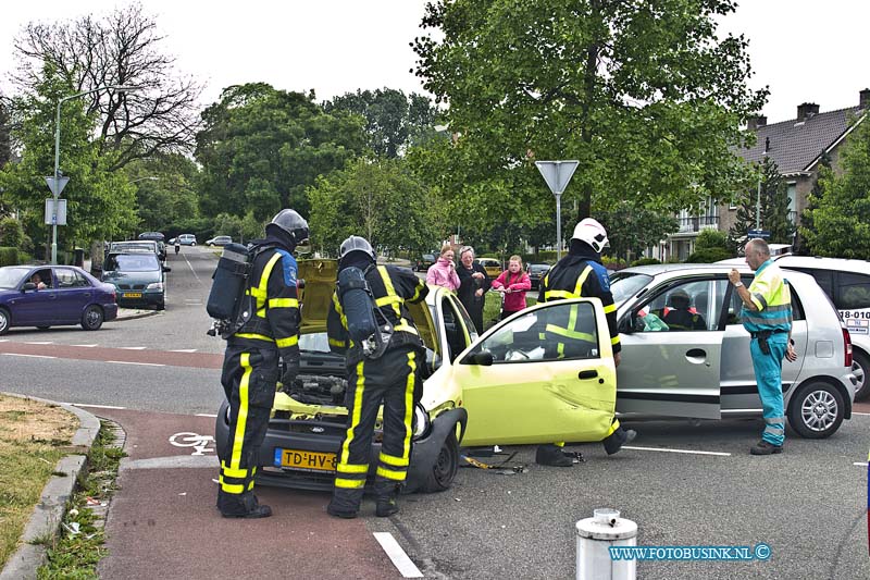 11051627.jpg - FOTOOPDRACHT:Dordrecht:16-05-2011:Aanrijding met 2 auto's op Viotekade - Franslebrethlaan Dordrecht. De brandweer controleerde auto's omdat bij 1 van de auto's rook onder motorkap vandaan kwam, maar dat bleek stoom van het koelsysteem te zijn. 2 personen weren door het Ambulance personeel nagekeken.Deze digitale foto blijft eigendom van FOTOPERSBURO BUSINK. Wij hanteren de voorwaarden van het N.V.F. en N.V.J. Gebruik van deze foto impliceert dat u bekend bent  en akkoord gaat met deze voorwaarden bij publicatie.EB/ETIENNE BUSINK