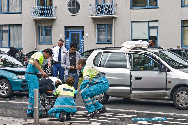 11051628.jpg - FOTOOPDRACHT:Dordrecht:16-05-2011:Aanrijding met 3 auto's op de krispijnseweg t/n van brouwersdijk, 1 man had nek lestel en werd met een wevelplank vervoerd naar het ziekenhuis.Deze digitale foto blijft eigendom van FOTOPERSBURO BUSINK. Wij hanteren de voorwaarden van het N.V.F. en N.V.J. Gebruik van deze foto impliceert dat u bekend bent  en akkoord gaat met deze voorwaarden bij publicatie.EB/ETIENNE BUSINK