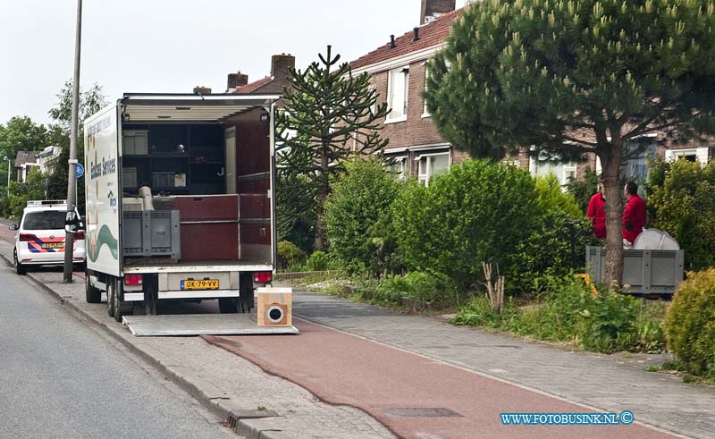 11051632.jpg - FOTOOPDRACHT:Zwijndrecht:16-05-2011: De Politie trof in een woning aan de koninginnneweg 106 te zwijndrecht vanmiddag een hennep kwekerij aan en het bedrijf ecolos haalde het huis leeg.Deze digitale foto blijft eigendom van FOTOPERSBURO BUSINK. Wij hanteren de voorwaarden van het N.V.F. en N.V.J. Gebruik van deze foto impliceert dat u bekend bent  en akkoord gaat met deze voorwaarden bij publicatie.EB/ETIENNE BUSINK