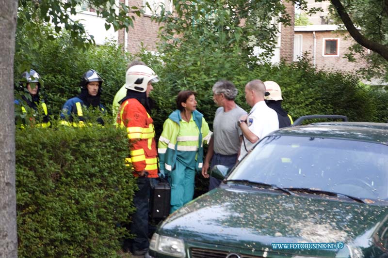 11051702.jpg - FOTOOPDRACHT:Dordrecht:17-05-2011:Bij een brand in een flat woning is gisterenavond is enm an gewond geraakt. de brand was in de Pieter de Hoohgstraat in oud krispijn. Over de toedracht van de brand is nog niets bekend.Deze digitale foto blijft eigendom van FOTOPERSBURO BUSINK. Wij hanteren de voorwaarden van het N.V.F. en N.V.J. Gebruik van deze foto impliceert dat u bekend bent  en akkoord gaat met deze voorwaarden bij publicatie.EB/ETIENNE BUSINK