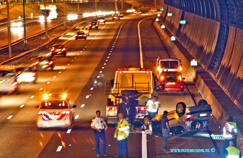 11052201.jpg - FOTOOPDRACHT:Dordrecht:22-05-2011:Dordrecht RW A16 t/h van fly-over van Wielwijk richting Rotterdam is gisterenavond een auto over de kop geslagen die ook nog auto die ook op de rijksweg reed raakte. er vielen gelukkig slechts licht gewonden, beide auto's raakt wel totaallos. 2 rijbanen werden korte tijd afgesloten voor verkeer.Deze digitale foto blijft eigendom van FOTOPERSBURO BUSINK. Wij hanteren de voorwaarden van het N.V.F. en N.V.J. Gebruik van deze foto impliceert dat u bekend bent  en akkoord gaat met deze voorwaarden bij publicatie.EB/ETIENNE BUSINK