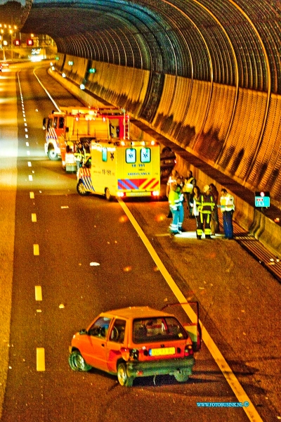 11052202.jpg - FOTOOPDRACHT:Dordrecht:22-05-2011:Dordrecht RW A16 t/h van fly-over van Wielwijk richting Rotterdam is gisterenavond een auto over de kop geslagen die ook nog auto die ook op de rijksweg reed raakte. er vielen gelukkig slechts licht gewonden, beide auto's raakt wel totaallos. 2 rijbanen werden korte tijd afgesloten voor verkeer.Deze digitale foto blijft eigendom van FOTOPERSBURO BUSINK. Wij hanteren de voorwaarden van het N.V.F. en N.V.J. Gebruik van deze foto impliceert dat u bekend bent  en akkoord gaat met deze voorwaarden bij publicatie.EB/ETIENNE BUSINK