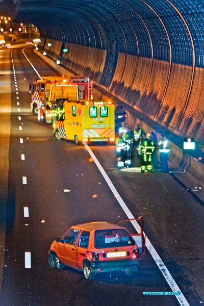 11052203.jpg - FOTOOPDRACHT:Dordrecht:22-05-2011:Dordrecht RW A16 t/h van fly-over van Wielwijk richting Rotterdam is gisterenavond een auto over de kop geslagen die ook nog auto die ook op de rijksweg reed raakte. er vielen gelukkig slechts licht gewonden, beide auto's raakt wel totaallos. 2 rijbanen werden korte tijd afgesloten voor verkeer.Deze digitale foto blijft eigendom van FOTOPERSBURO BUSINK. Wij hanteren de voorwaarden van het N.V.F. en N.V.J. Gebruik van deze foto impliceert dat u bekend bent  en akkoord gaat met deze voorwaarden bij publicatie.EB/ETIENNE BUSINK