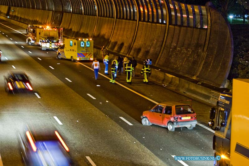 11052204.jpg - FOTOOPDRACHT:Dordrecht:22-05-2011:Dordrecht RW A16 t/h van fly-over van Wielwijk richting Rotterdam is gisterenavond een auto over de kop geslagen die ook nog auto die ook op de rijksweg reed raakte. er vielen gelukkig slechts licht gewonden, beide auto's raakt wel totaallos. 2 rijbanen werden korte tijd afgesloten voor verkeer.Deze digitale foto blijft eigendom van FOTOPERSBURO BUSINK. Wij hanteren de voorwaarden van het N.V.F. en N.V.J. Gebruik van deze foto impliceert dat u bekend bent  en akkoord gaat met deze voorwaarden bij publicatie.EB/ETIENNE BUSINK