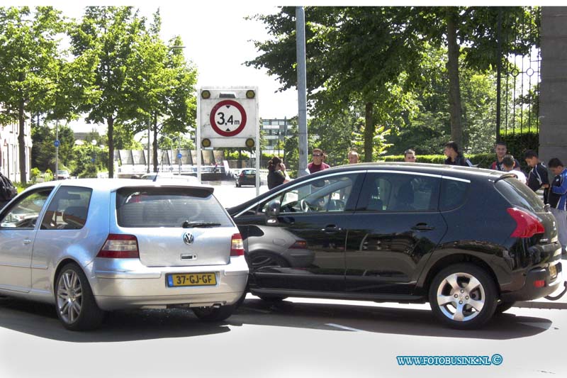 11052501.jpg - FOTOOPDRACHT:Dordrecht:25-05-2011:Dordrecht Bij een aanrijding op de rotonde Dubbeldamseweg / Mariastraat raakt 2 auto zwaardbeschadigd. De toedracht van het ongeval is niet bekend de politie stelt een onderzoek in naar de aanrijding.Deze digitale foto blijft eigendom van FOTOPERSBURO BUSINK. Wij hanteren de voorwaarden van het N.V.F. en N.V.J. Gebruik van deze foto impliceert dat u bekend bent  en akkoord gaat met deze voorwaarden bij publicatie.EB/ETIENNE BUSINK