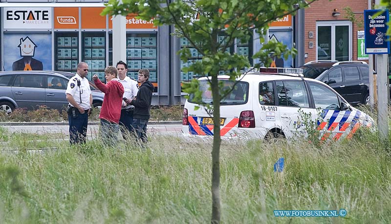 11052603.jpg - Foto: De politie controleerd alle jongeren en verdachte die rond de rijksweg verdacht rond lopen.Hendrik Ido Ambacht: Een vrachtwagen op de rijksweg A16 krijgt een voorwerp door zijn voorruit heen.Debestuurder raakt gewond en wordt voor onderzoek naar een huishuis gebracht. Mogelijk is er iets van een viadukt gegooid door vandalen. De politie TR stelt een onderzoek naar het ongeval.