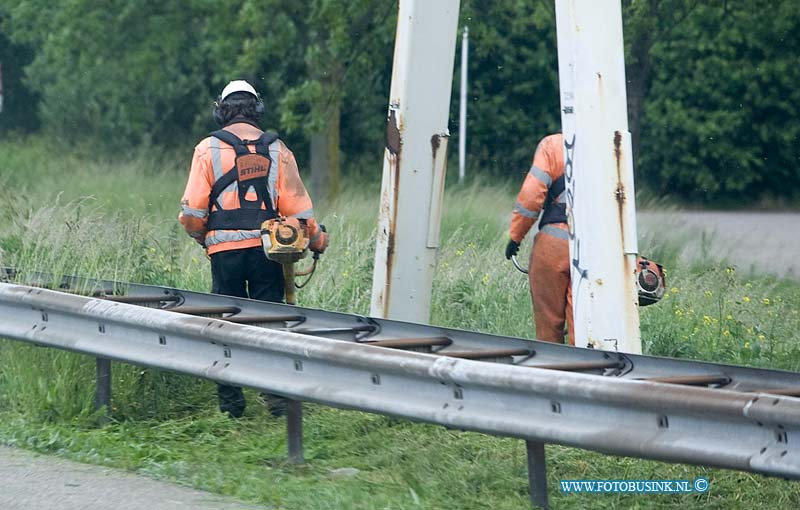 11052604.jpg - Hendrik Ido Ambacht: Een vrachtwagen op de rijksweg A16 krijgt een voorwerp door zijn voorruit heen.Debestuurder raakt gewond en wordt voor onderzoek naar een huishuis gebracht. Mogelijk is er iets van een viadukt gegooid door vandalen. De politie TR stelt een onderzoek naar het ongeval.